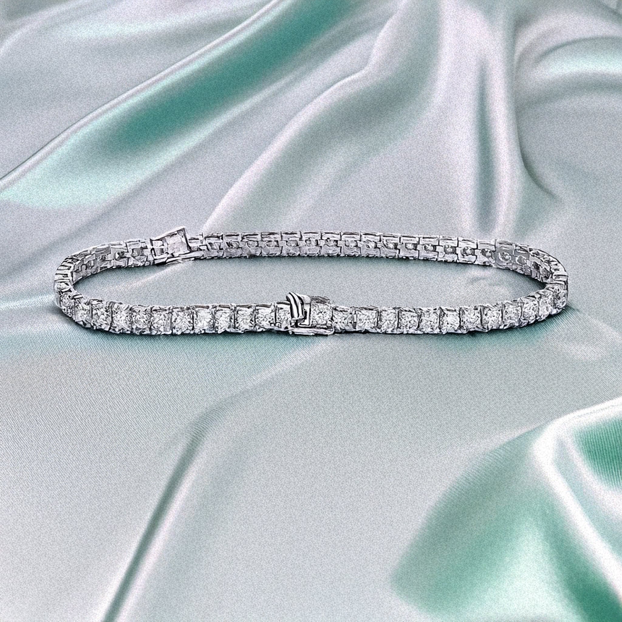 Classic VVS1 Moissanite Round-Cut Tennis Bracelet in 925 Sterling Silver (Passes Diamond Test)